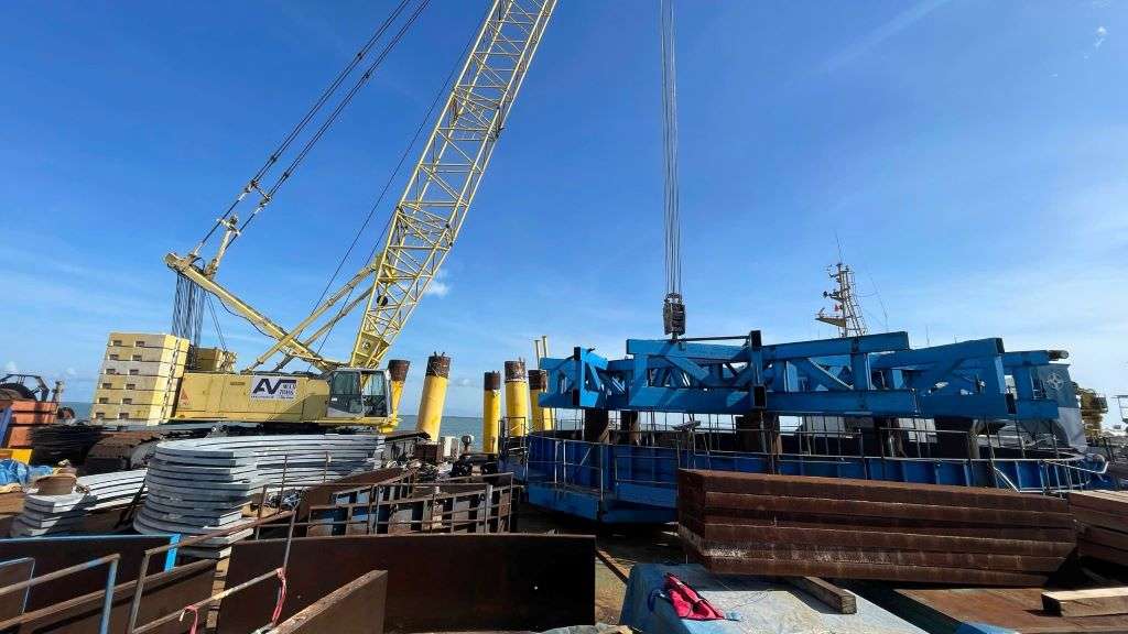 AVT cho thuê sà lan, cẩu, container, neo tời,...