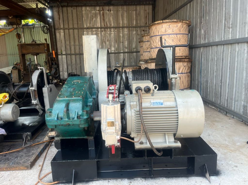 AVT cho thuê sà lan, cẩu, container, neo tời,...